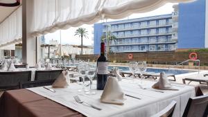 Reštaurácia alebo iné gastronomické zariadenie v ubytovaní Hotel Cesar Augustus