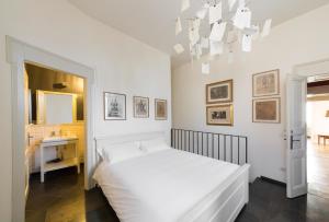 A bed or beds in a room at Casa Brenna Tosatto Art Experience
