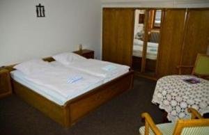 מיטה או מיטות בחדר ב-Nikolauskloster