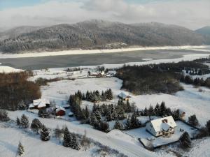 uma vista aérea de uma aldeia na neve em Pokoje Gościnne 4 Pory Roku em Klimkówka