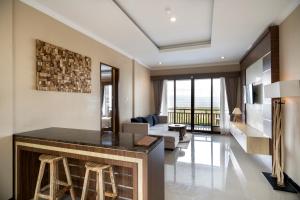 a living room with a bar with stools and a living room at Semabu Hills Hotel Nusa Penida in Nusa Penida