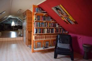 a room with a book shelf filled with books at Royale bovenwoning in Vlake