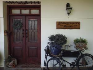 una bicicletta parcheggiata di fronte a una casa con una porta di The Pomegranate's House a Ephtagonia