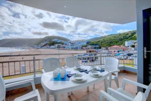 مكاريوس أون سي  في هيرولدس باي: طاولة وكراسي على شرفة مطلة على الشاطئ