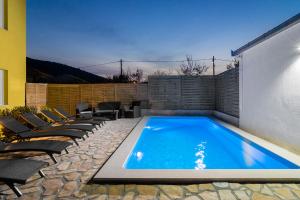 Bazén v ubytování Apartmani Marino nebo v jeho okolí