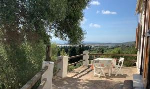 een tafel en stoelen op een terras met uitzicht bij Cá da Marta Q4526 in Carloforte +21 foto's