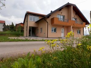 una casa sul ciglio di una strada di Neda Holiday House a Grabovac