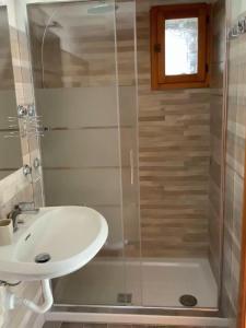 een badkamer met een wastafel en een douche bij Cá da Marta Q4526 in Carloforte