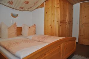 En eller flere senge i et værelse på Haus Freispitzblick
