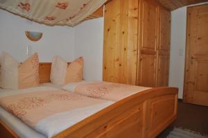 Postel nebo postele na pokoji v ubytování Haus Freispitzblick