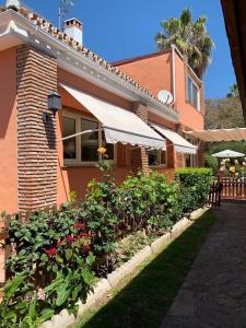 Imagen de la galería de Chalet con piscina a 50 m de la playa ., en Marbella