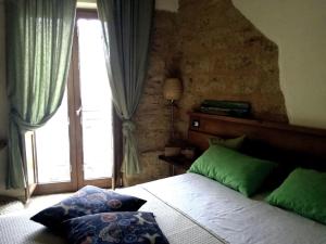 Postel nebo postele na pokoji v ubytování Aljama - Downtown B&B