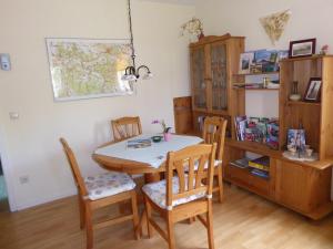 een eetkamer met een tafel en stoelen bij Basislager Hohnstein - Familie Lösel in Ehrenberg