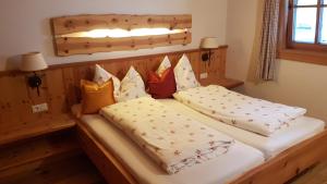Postel nebo postele na pokoji v ubytování Ferienhaus Loderbichl