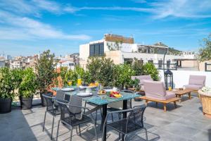 アテネにあるMythos Luxury Suitesの屋上のパティオ(テーブル、椅子付)