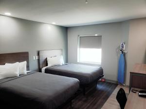 Un pat sau paturi într-o cameră la Hathaway Inn