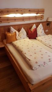 Postel nebo postele na pokoji v ubytování Ferienhaus Loderbichl
