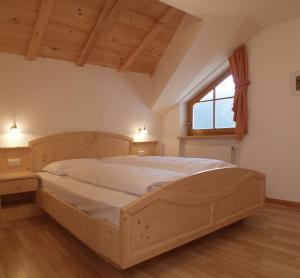 a large bed in a room with a window at Appartment Kircherhof in Laion
