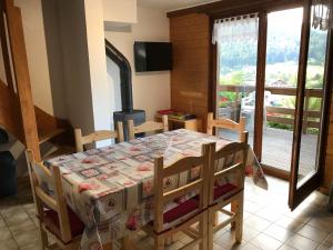 a dining room with a table and a stove at Chalet LE TREMPLIN, 4 à 5 pers, XONRUPT-LONGEMER in Xonrupt-Longemer