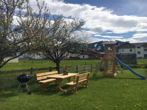 mesa de picnic y parque infantil con tobogán en Ferienhaus Alpenland, en Flachau