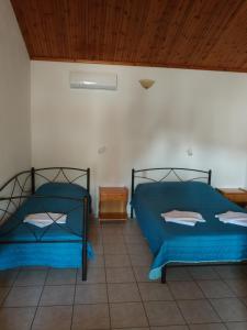 um quarto com 2 camas e um tecto de madeira em Asimina's House em Skiathos