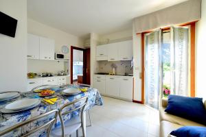 eine Küche mit einem Tisch mit Tellern darauf in der Unterkunft Condominio Al Cigno in Lignano Sabbiadoro