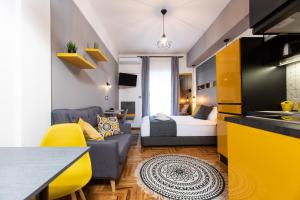 Apartamento pequeño con cama y sala de estar. en Downtown Luxury Boutique Suites : the yellow suite, en Tesalónica