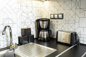 Kuchyňa alebo kuchynka v ubytovaní Downtown Luxury Boutique Suites : the yellow suite