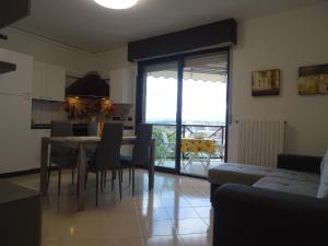 una cucina e una sala da pranzo con tavolo e sedie di W LE VACANZE a Rimini