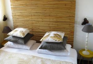 Un pat sau paturi într-o cameră la Hôtel Les Embruns Sables d'Olonne