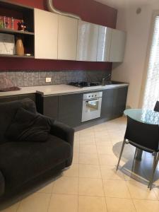 uma cozinha com um sofá e uma mesa num quarto em Casa lux em Rimini