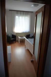um quarto com uma cama, um sofá e uma janela em Apartment April em Bled