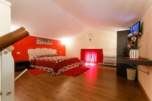 ein Schlafzimmer mit einem Bett und einer roten Wand in der Unterkunft Su Soi in Càbras