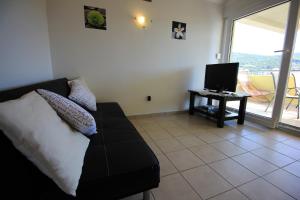 TV a/nebo společenská místnost v ubytování Apartmani Marino