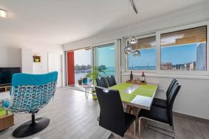 comedor con mesa y sillas en Sea the Sunset Apartment, en Zadar