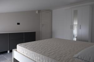 ein weißes Schlafzimmer mit einem großen Bett in der Unterkunft A due passi da una spiaggia meravigliosa in Crotone