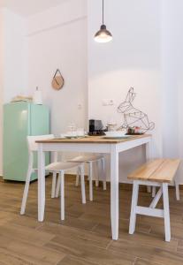 Η κουζίνα ή μικρή κουζίνα στο Wide Comfy Studio Apartment Centrally Located In Thissio