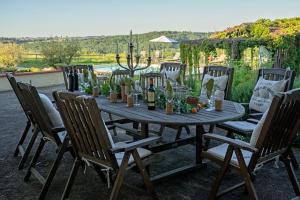 MonlezunにあるGarderesの木製テーブル(椅子付)、ワインボトル