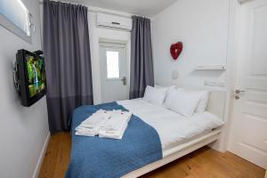 Un pat sau paturi într-o cameră la Nofesh Ba Alon 10