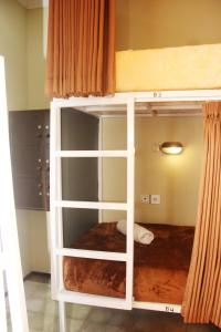 מיטה או מיטות קומותיים בחדר ב-ALA Hostel