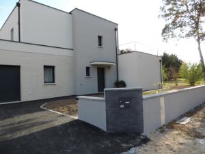 una casa blanca con un tanque aptico delante de ella en Jolie maison d’architecte en Chambray-lès-Tours