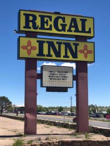 un panneau indiquant une auberge locale sur le côté d'une route dans l'établissement Regal Inn Las Vegas New Mexico, à Las Vegas