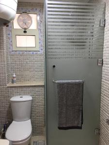 een badkamer met een toilet, een raam en een handdoek bij Apartment in Luxor city center-Nil in Luxor