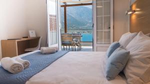 a bedroom with a bed with a view of a balcony at Villa Vasilis in Balíon