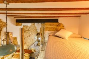 ein Schlafzimmer mit einem Bett in einem Zimmer in der Unterkunft Noah House city center - Historic center in Cádiz