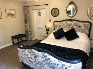 A bed or beds in a room at Calcutts House 