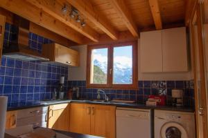 a kitchen with a sink and a window at Chalet Gyronde in Vallouise
