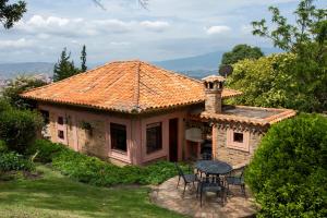 een huis met een tafel en stoelen ervoor bij Casas La Primavera in Villa de Leyva