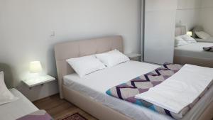 Un pat sau paturi într-o cameră la Elsie Apartment