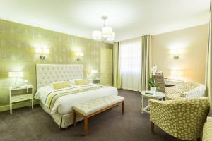 Postel nebo postele na pokoji v ubytování Le Manoir Hôtel